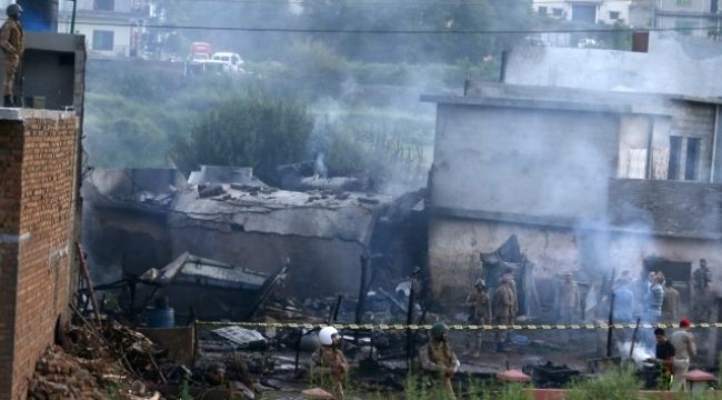 Pakistan'da uçak düştü: En az 17 ölü