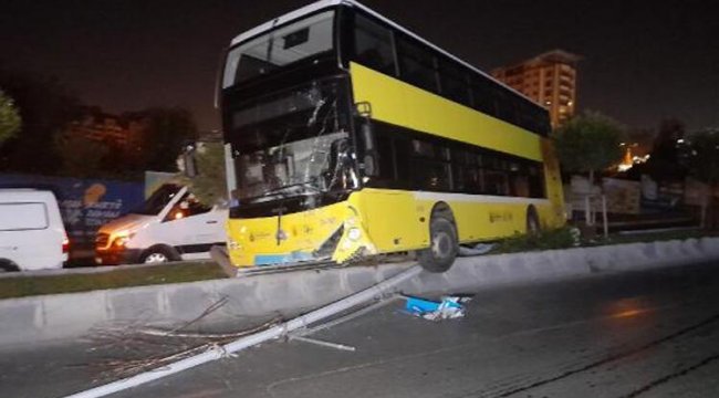 2 katlı özel halk otobüsü refüje çıktı