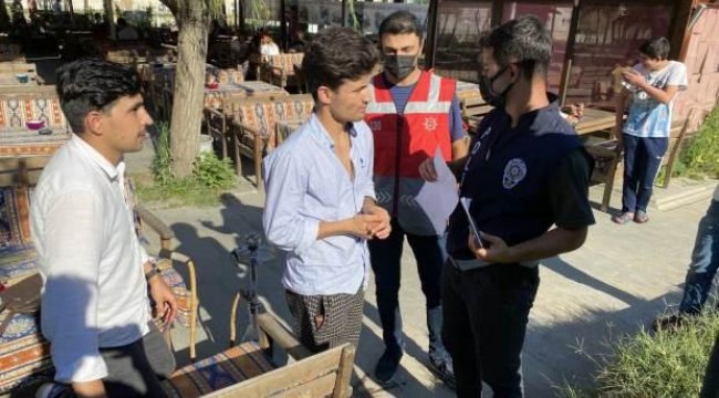 Esenyurt'ta kaçak göçmenler, nargile içtiği sırada yakalandı!
