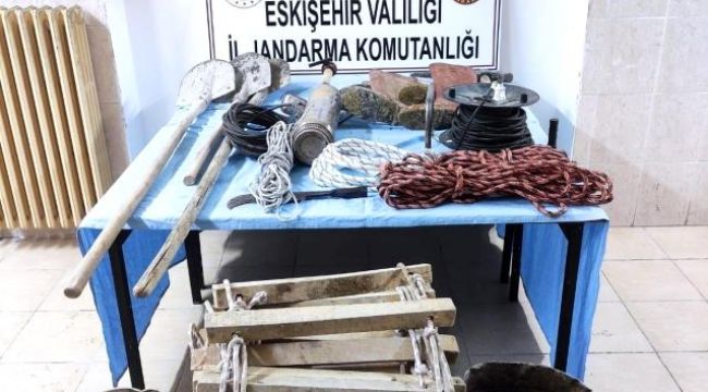 Kaçak kazı yapan 8 kişi suçüstü yakalandı