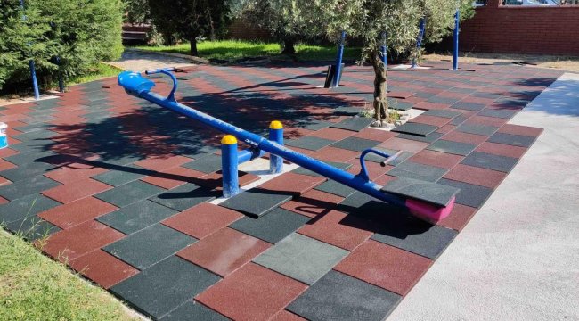 Kemalpaşa Belediyesi, ilçede bulunan çocuk parklarının zeminini kauçuk malzeme ile kaplıyor