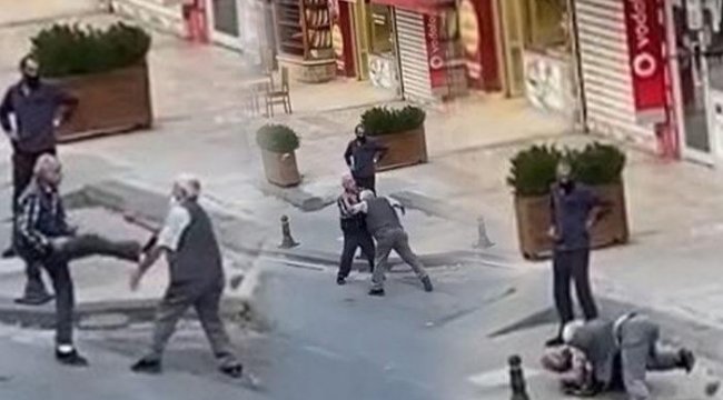 Sokak ortasında tekme atıp yerlerde yuvarlandılar! Yaşlı amcaların şaşırtan kavgası