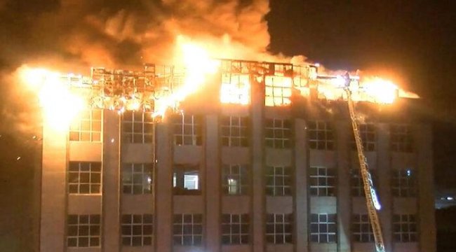 Arnavutköy'de 4 katlı tekstil fabrikasının çatısı alev alev yandı