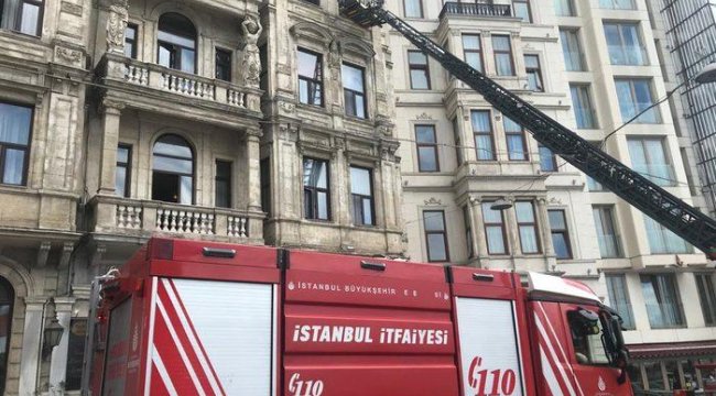 Beyoğlu'nda tarihi otelde yangın paniği