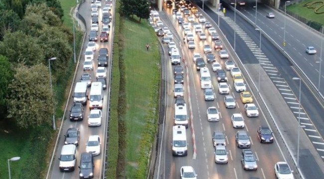 İstanbul'da trafik yoğunluğu! Servis araçları sabahın ilk ışıklarıyla yola çıktı