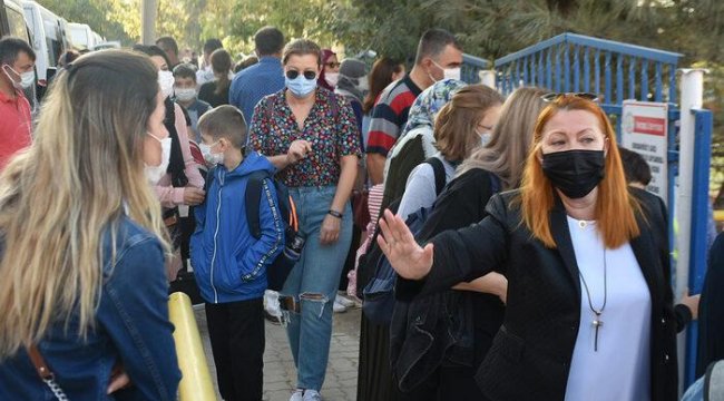 Pandemiye rağmen okulun önünde bekleyen velilere şaşırtan anons