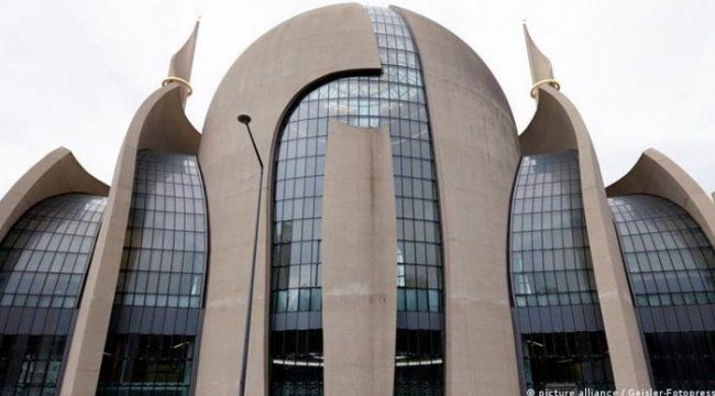 Almanların dörtte üçü ezana karşı