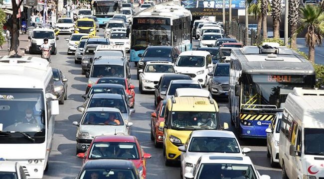 Antalya'da trafiği kilitleyen kaza