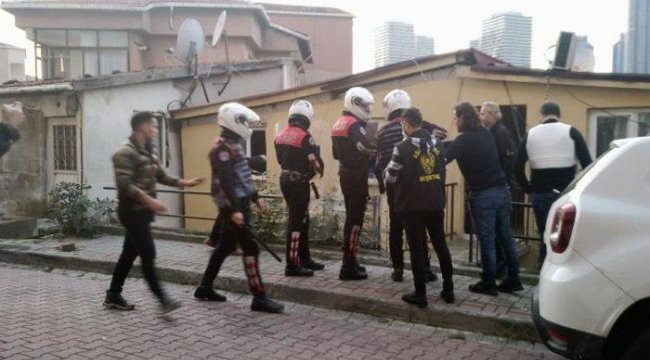 Beşiktaş’ta hareketli anlar! Polis ve sağlık ekiplerine keserle direndi