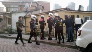 Beşiktaş’ta hareketli anlar! Polis ve sağlık ekiplerine keserle direndi
