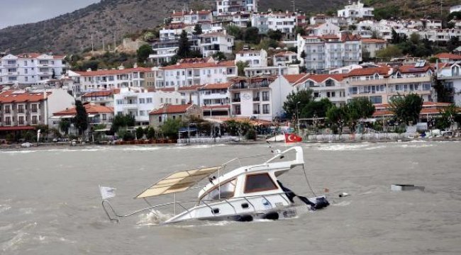 Datça'yı fırtına vurdu, tekne battı