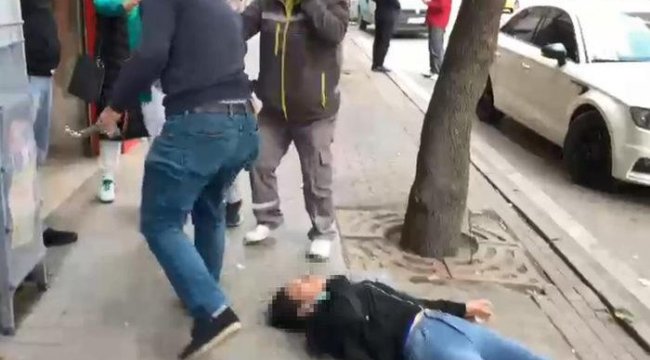 Sevgilisine sokak ortasında dehşeti yaşattı! Tekme ve yumruklarla dövdü