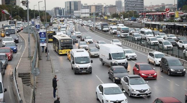Yola çıkacaklar dikkat! Pazartesi trafiği başladı