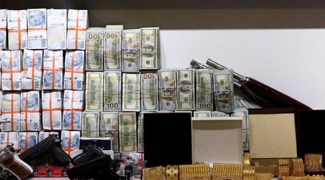 Türkiye bu operasyonu konuşuyor! Deste deste paralar, banka hesapları, özel uçak ve…
