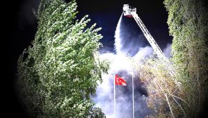 Erzurum'da canları pahasına bayrağı yanmaktan kurtardılar