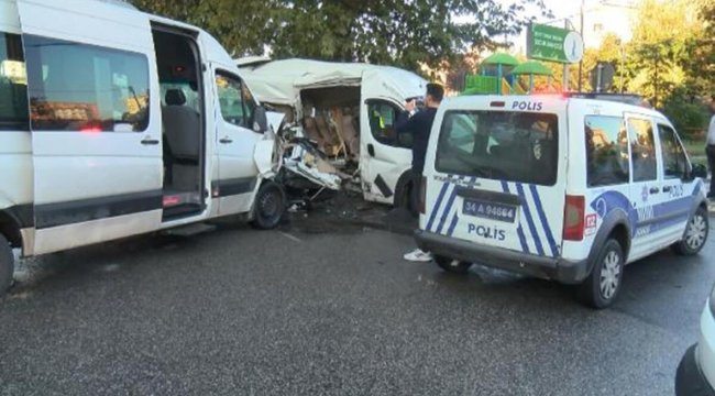 Sancaktepe’de servis minibüsleri çarpıştı: 1'i ağır 4 yaralı