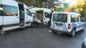 Sancaktepe’de servis minibüsleri çarpıştı: 1'i ağır 4 yaralı