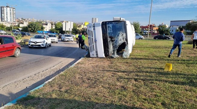 Adana'da işçi servisi devrildi: 2'si ağır 16 yaralı