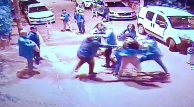 Kendilerini uyaran güvenlik görevlisini darp ettiler! İşte o anlar...