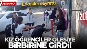 Kız öğrenciler ölesiye birbirine girdi erkekler seyretti