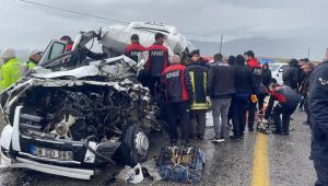 SON DAKİKA | Sivas'ta feci kaza: Minibüs ile TIR çarpıştı! Ölü ve yaralılar var