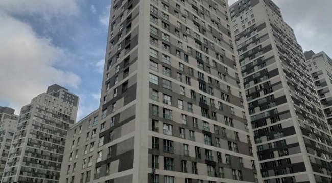 Esenyurt'ta korkunç olay! 23. kattan atladı, komşusunun üzerine düştü
