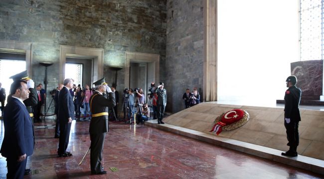 30 Ağustos Zaferi'nin 101. yılı... Cumhurbaşkanı Erdoğan'dan Anıtkabir'e ziyaret: Türkiye Yüzyılı vizyonumuzu hayata geçiriyoruz