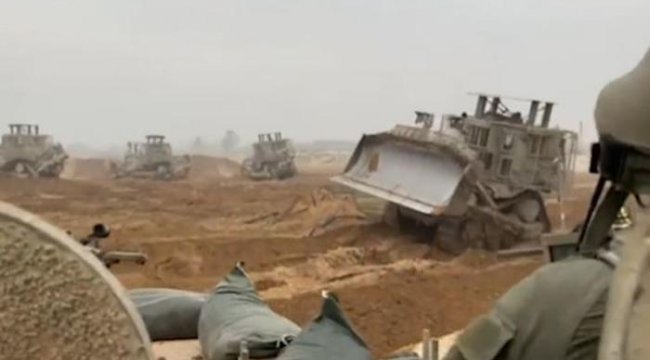 Gazze'de İsrail askerlerine pusu! Hamas üyeleri tünellerden çıkarak ateşe başladı... Çatışma anları yayımlandı