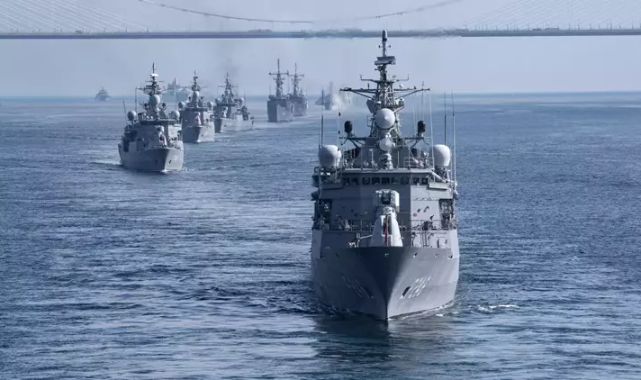 İstanbul Boğazı'nda Zafer Geçişi: Preveze Deniz Zaferi’nin Yıl Dönümü ve Deniz Kuvvetleri Günü Kutlamaları