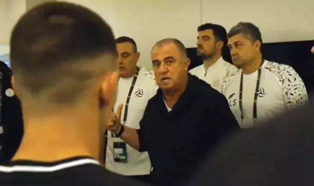 Bakışlara dikkat! Fatih Terim'in soyunma odasında sarf ettiği cümle takımı şampiyon yapar