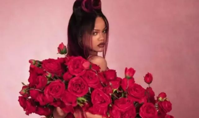 Rihanna, Sevgililer Günü'ne özel iç çamaşırlarıyla poz verdi!