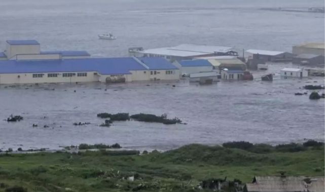 8.8'lik depremin ardından ilk tsunami dalgaları iki ülkeye ulaştı! İşte o anlar