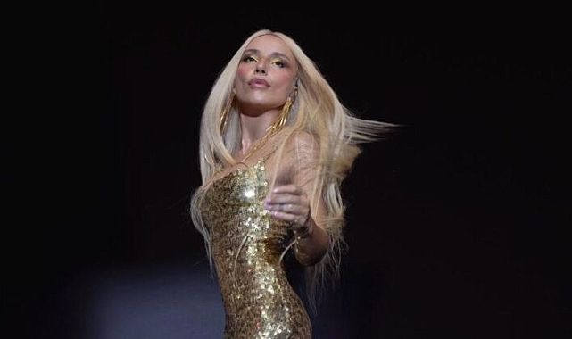 GÜLŞEN KIBRIS’TA ZAFER BAYRAMI COŞKUSU YAŞATTI 2000 KİŞİLİK KONSERDE IŞILTILI SAHNE ŞOVU