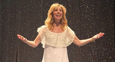 İNCİ TÜRKAY LONDRA PRÖMİYERİNDE AYAKTA ALKIŞLANDI