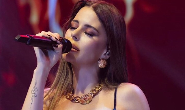 Mavi Elbiseli Simge Geceye Damga Vurdu