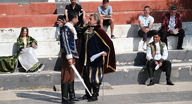 ADANA ŞİVESİYLE HAMLET