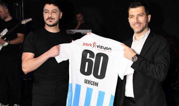 Semicenk, sağanak yağmura rağmen festival alanını dolduran binlerce hayranına unutulmaz bir gece yaşattı.